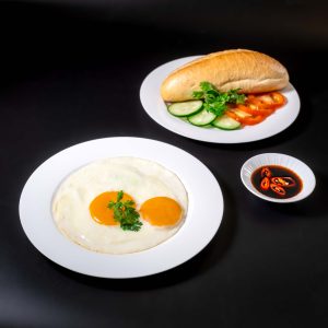 015 계란 프라이 2개와 바게트